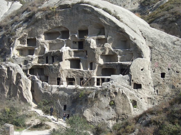 Guyaju (Çin): Sert Kayaya Oyulmuş Gizemli Antik Kaya Evleri
