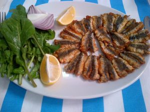 Tavada kızarmış hamsi
