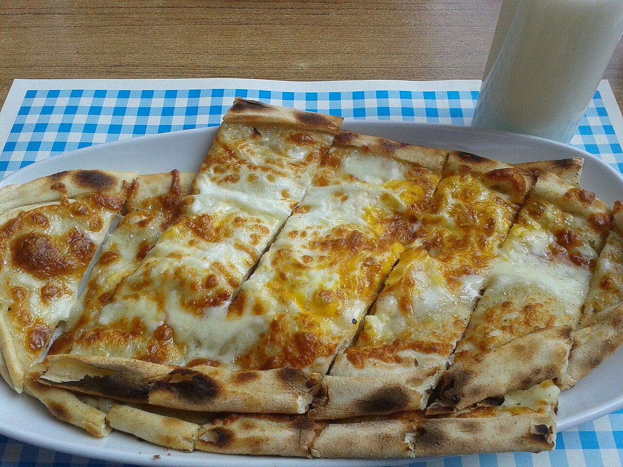 Türk pidesi tabakta