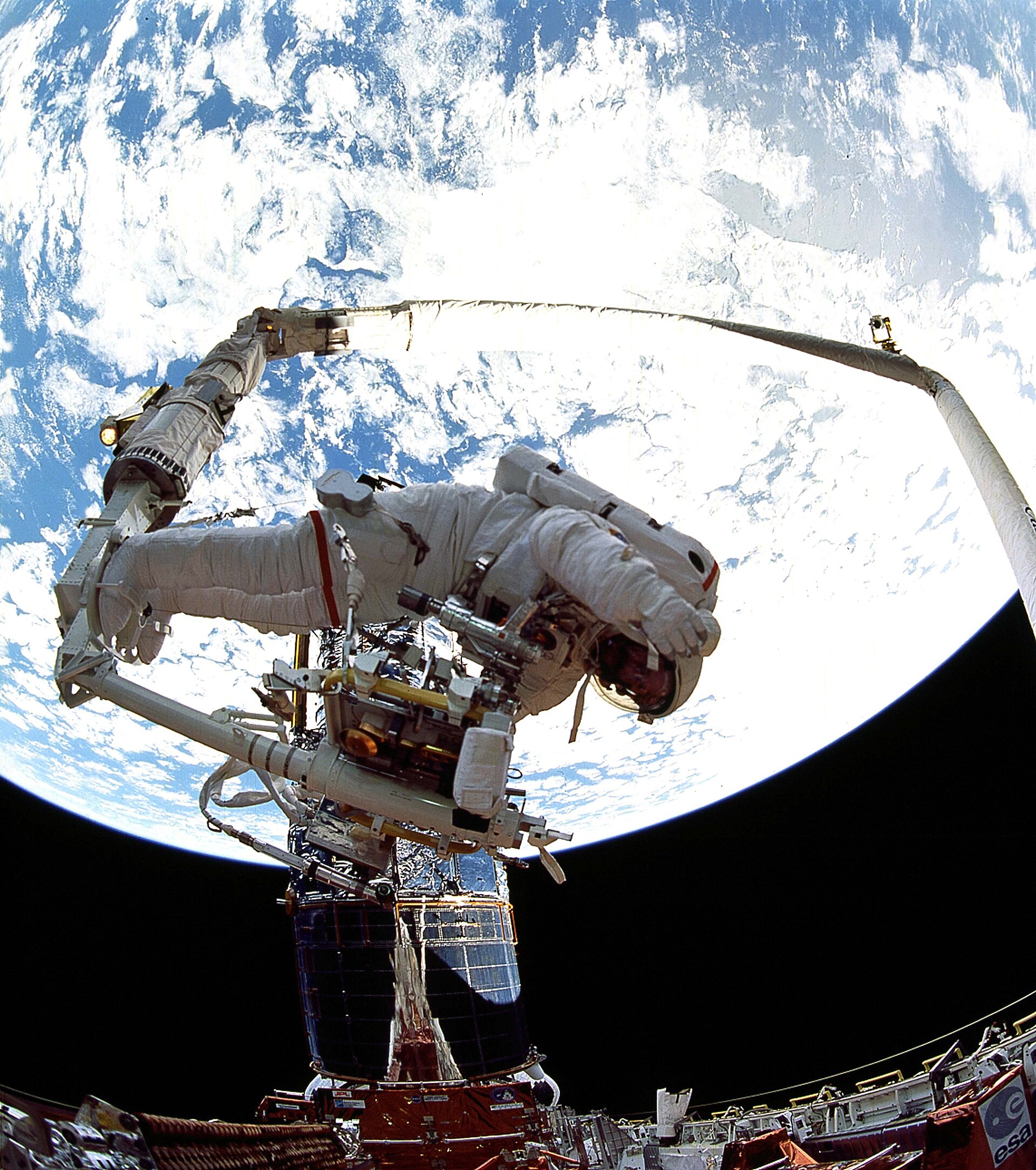 Astronotlar Hubble'ı uzayda onarırken