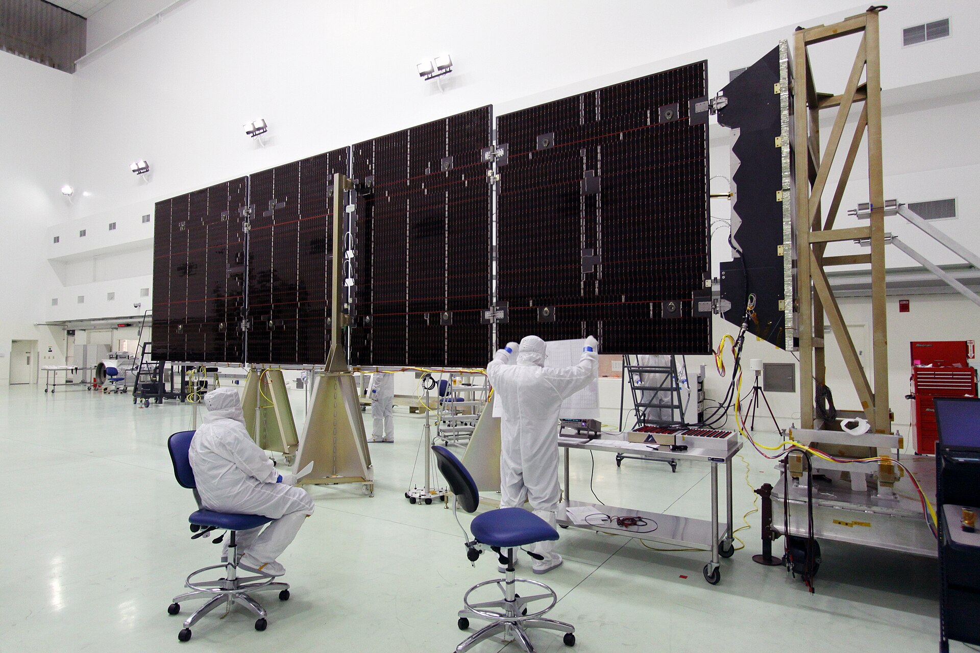 Juno'nun üç dev güneş paneli