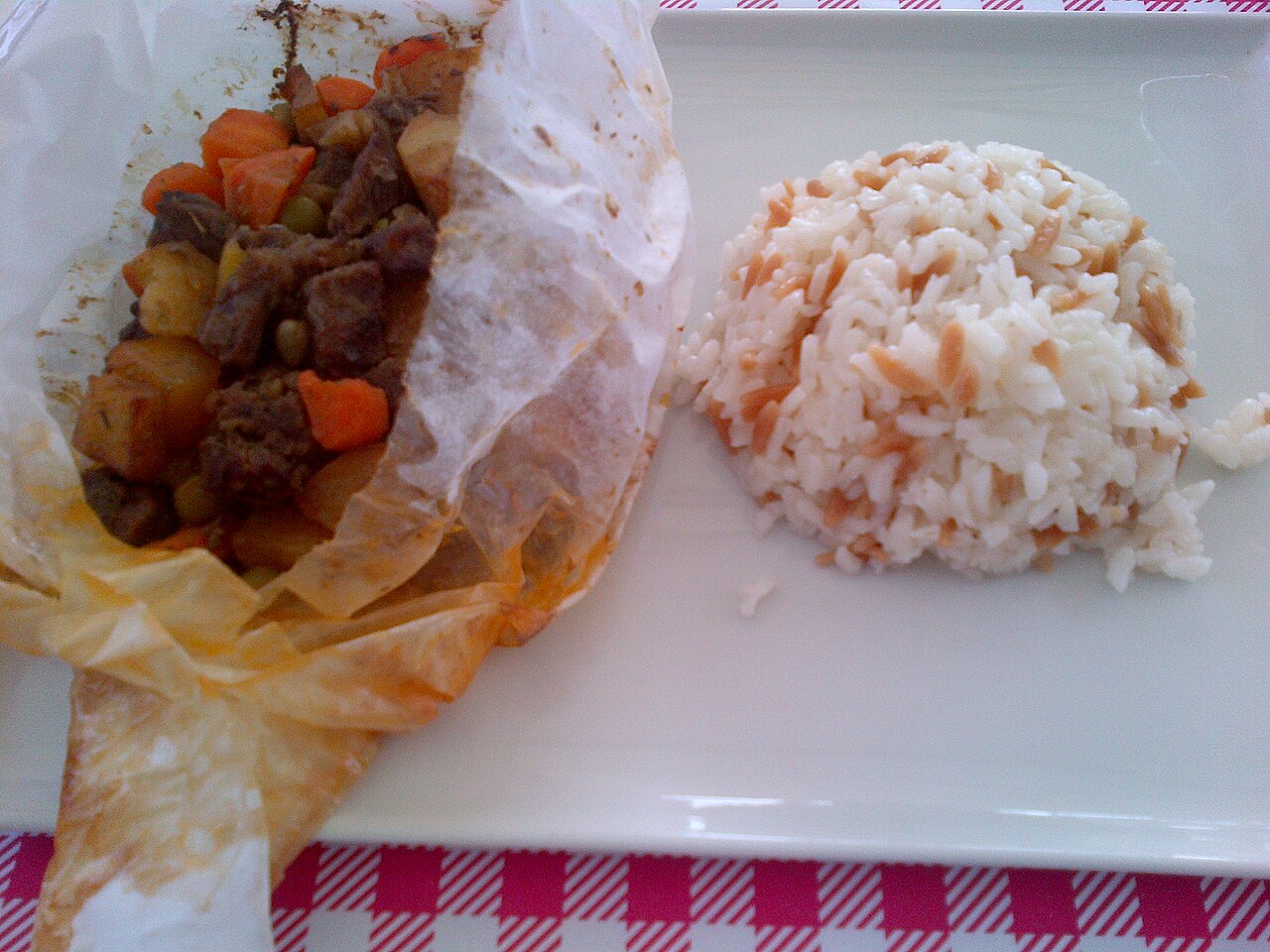 Kağıt kebabı ve pilav servisi