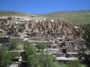 Kandovan kaya konilerine oyulmus koy (Iran)