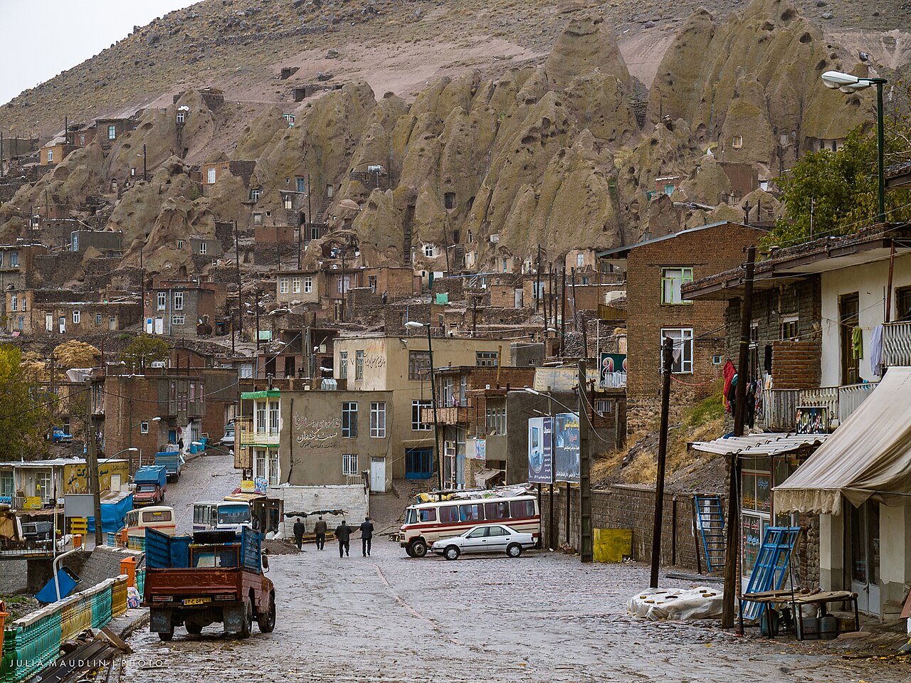 Kandovan sokagi ve kaya evleri