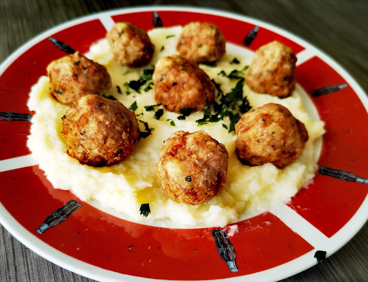 Kızarmış köfte tabakta