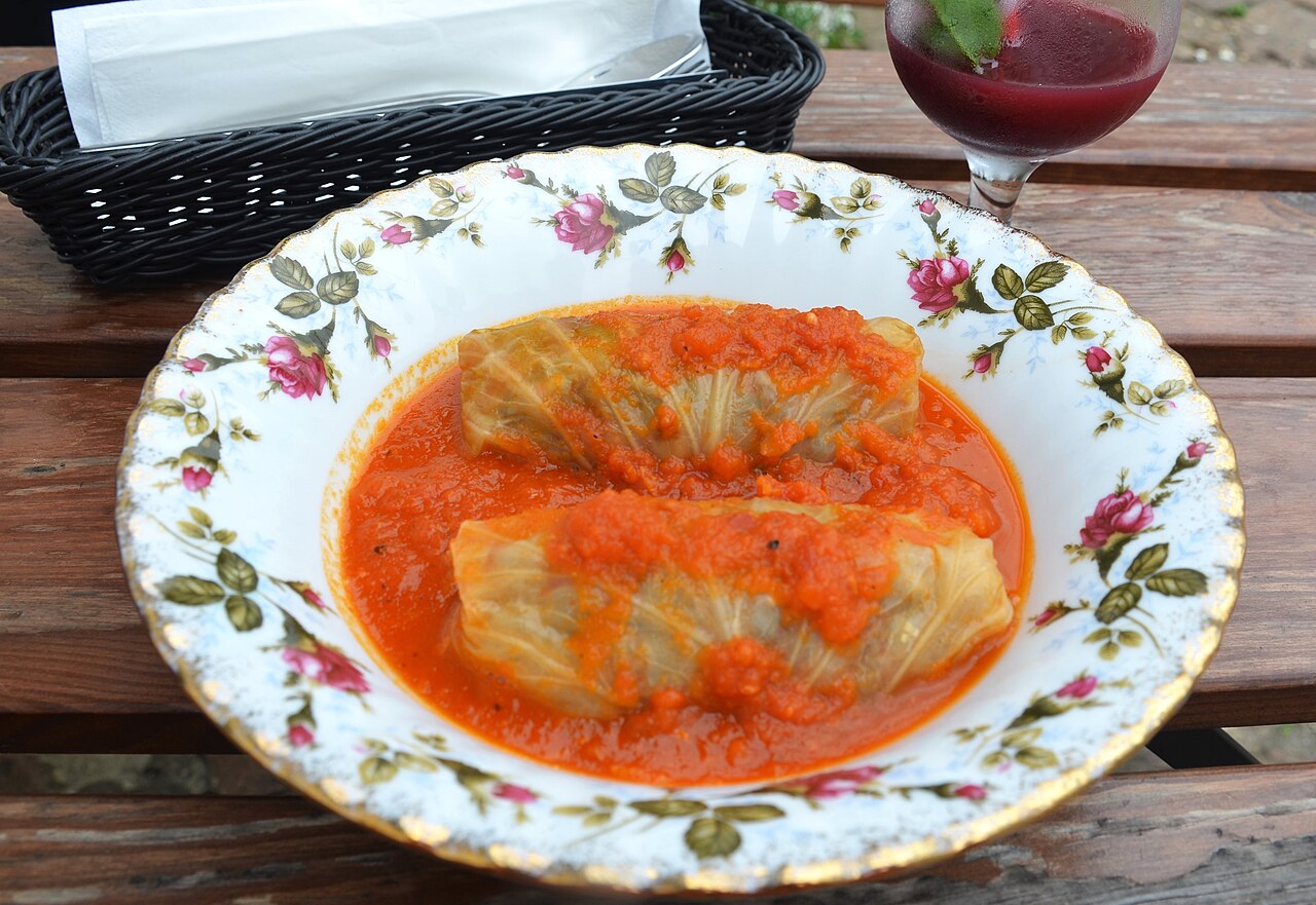 Lahana sarması tabakta