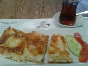 Peynirli su böreği dilimi