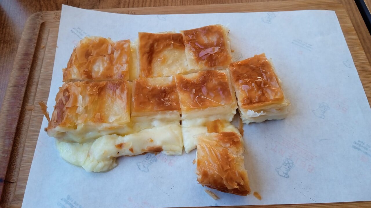 Kat kat su böreği ve çay