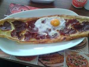 Fırından yeni çıkmış Trabzon pidesi