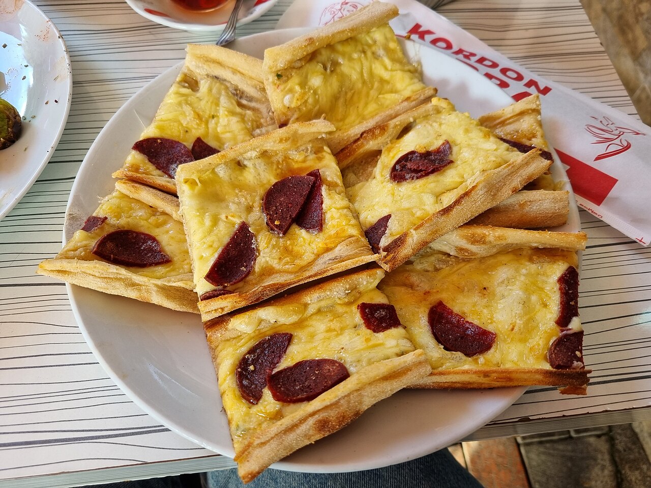 Kıymalı yumurtalı pide dilimleri