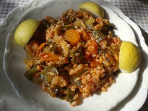 Pirinç harcıyla sarılmış pırasa dolması