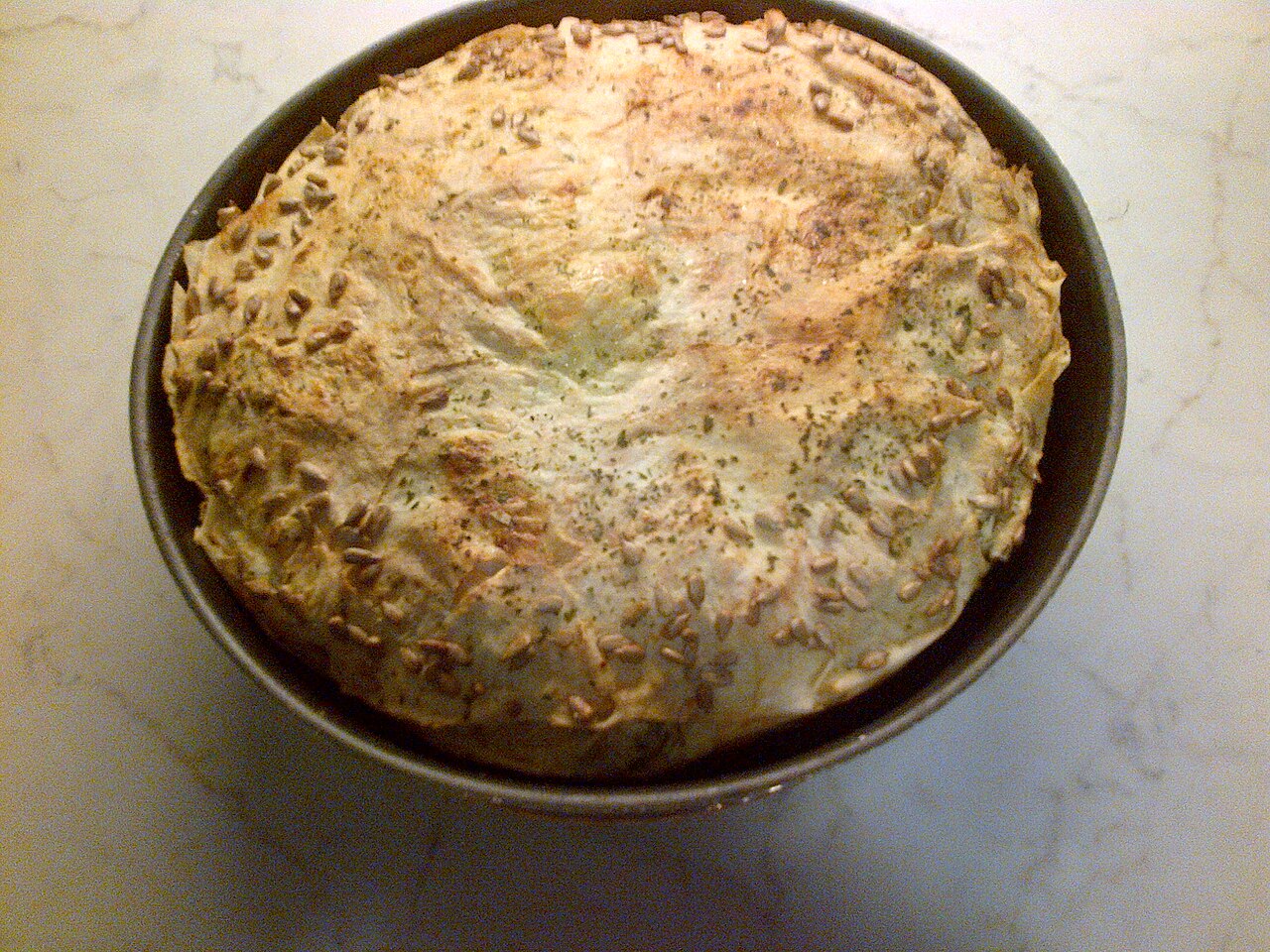 Tepside sarılmış börek