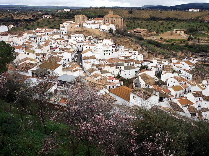 Setenil de las Bodegas (İspanya): Dev Bir Kayanın Altına Kurulmuş Kasaba