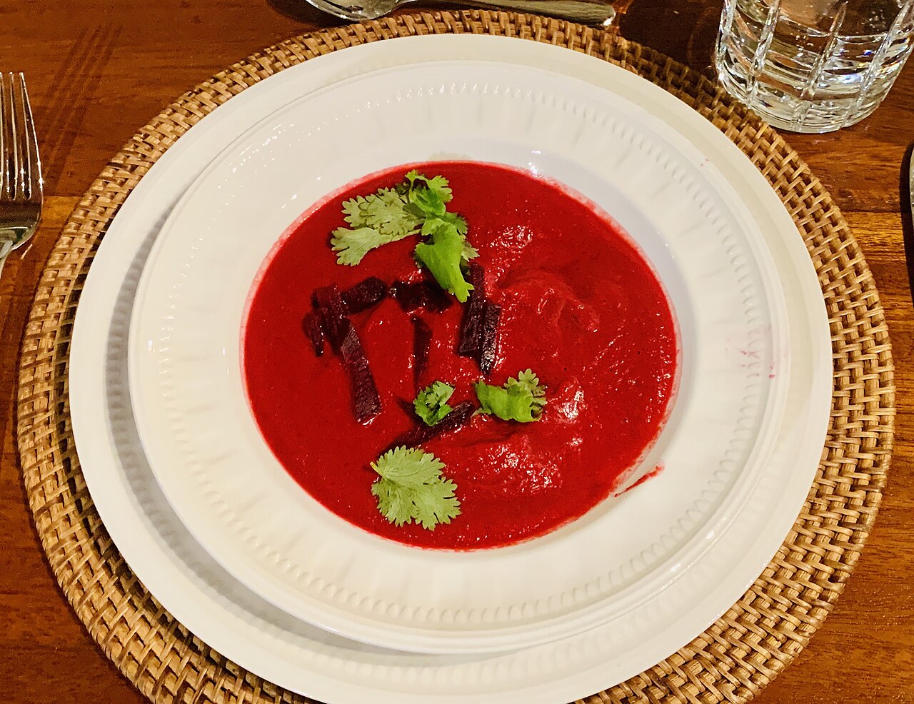 Pembe renkli sıcak çorba