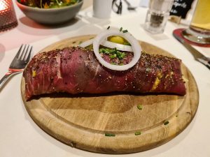 Mantar ve soğanla doldurulmuş biftek termal sarma