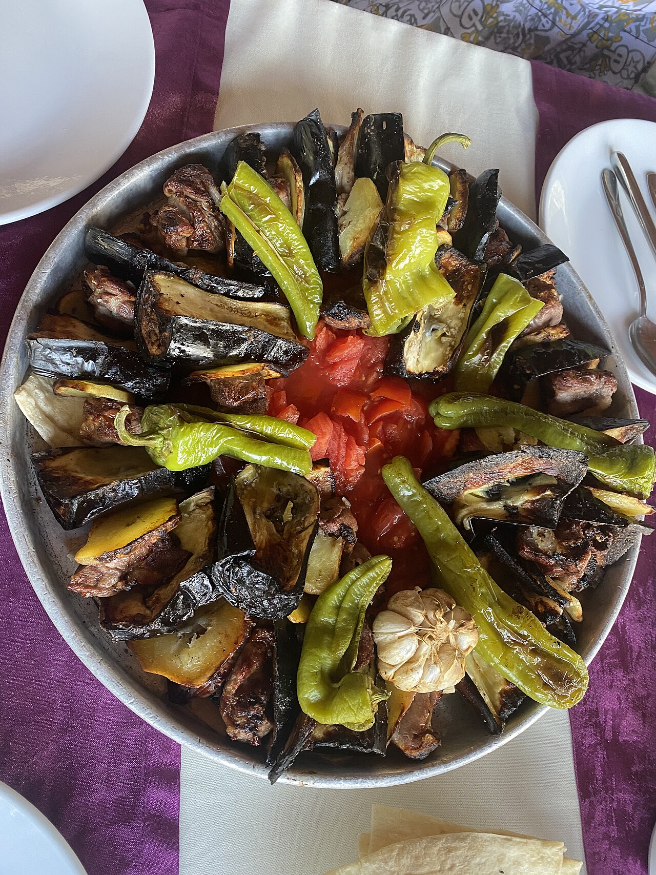 Fırında kuzu ve patlıcanlı kebap