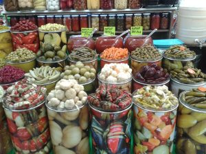 Cam kavanozda karışık turşu