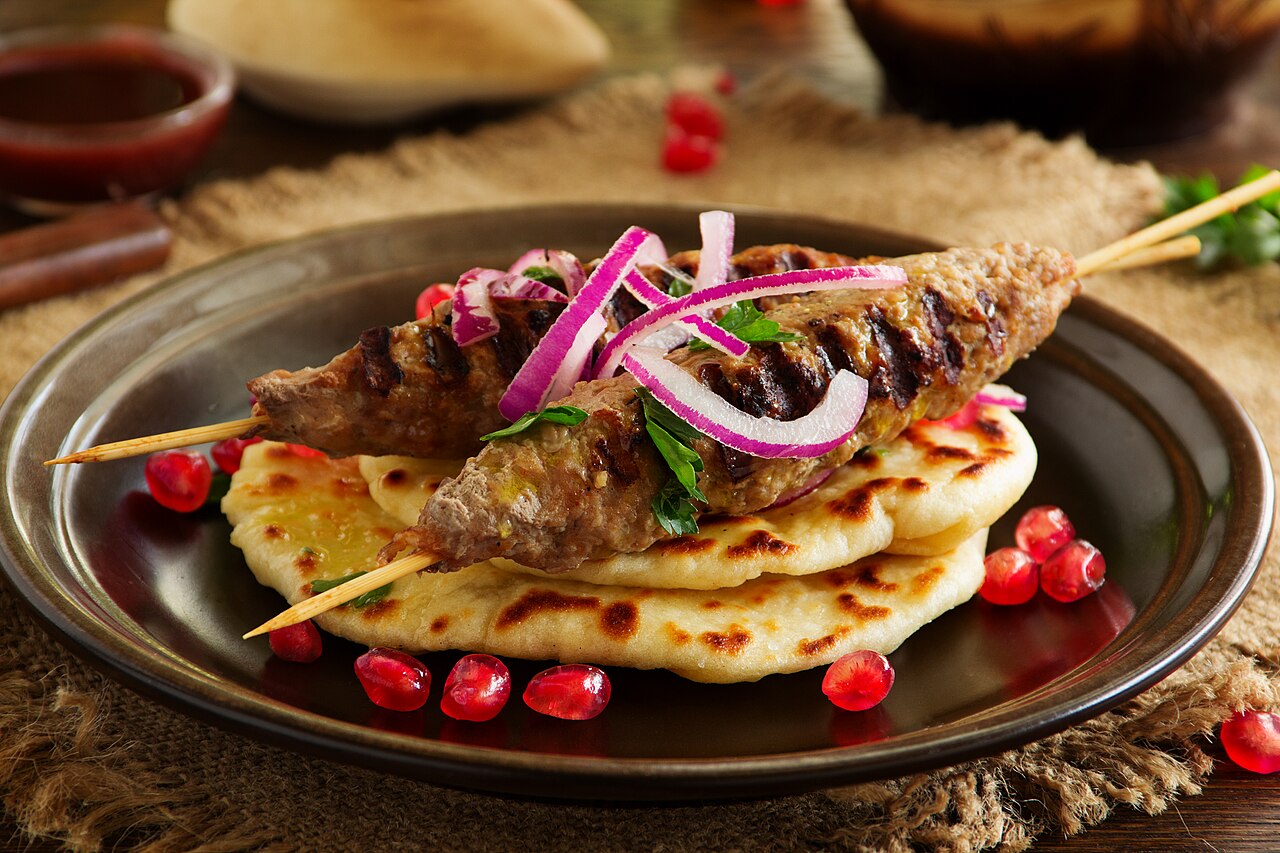 Tepside kıymalı kebap