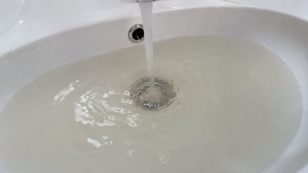 Yavaş akan banyo lavabosu giderinde biriken bulanık su