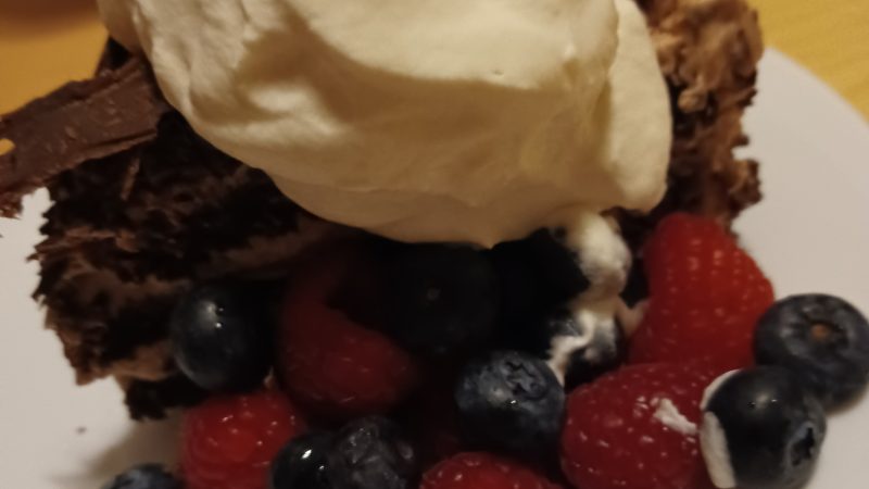 Frambuazlı (Orman Meyveli) Soğuk Pasta Tarifi