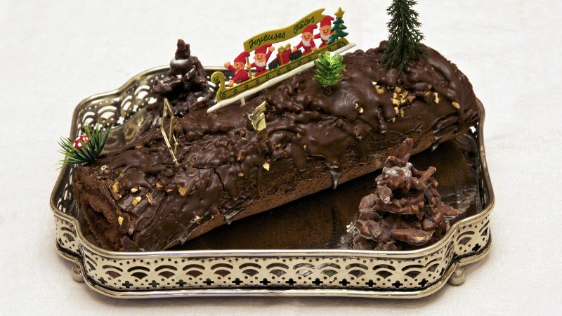 Yılbaşı Log Cake (Yule Log) Tarifi: Çikolatalı Rulo