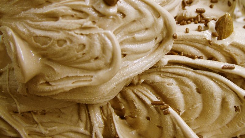 Karamelli Dondurma Tarifi: Tuzlu Karamel Aromalı