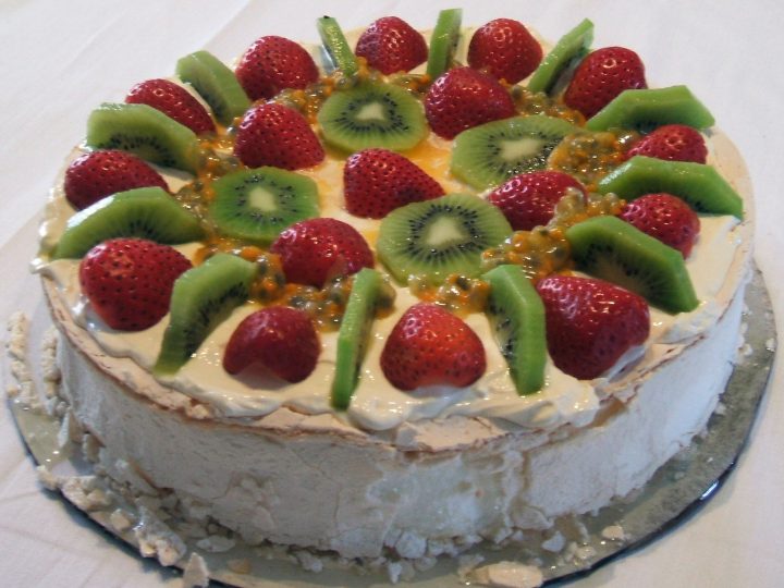 Meyve Soslu Pavlova Tarifi: Çıtır Beze ve Kremalı