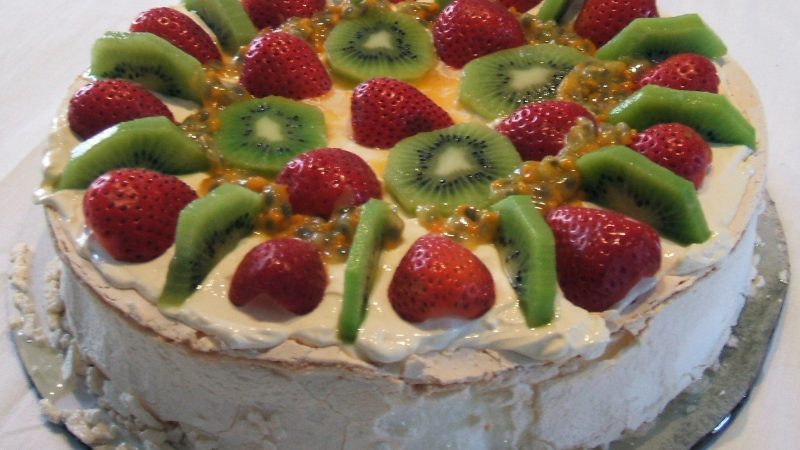 Meyve Soslu Pavlova Tarifi: Çıtır Beze ve Kremalı