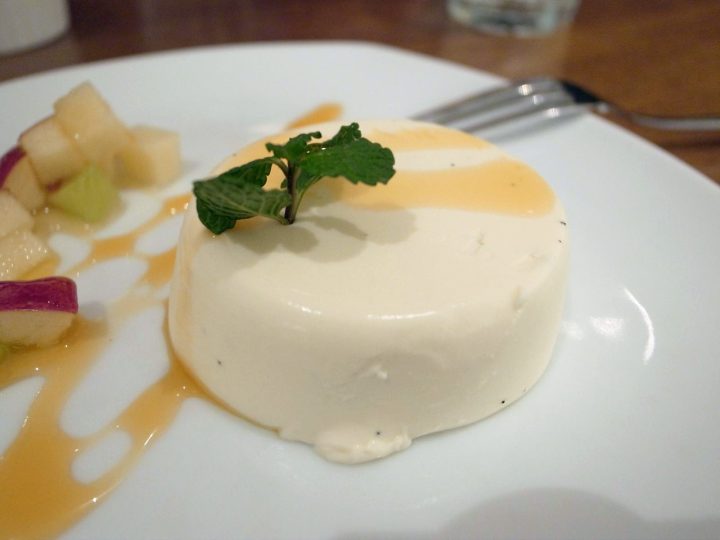 Panna Cotta Tarifi: İtalyan Usulü Sütlü Tatlı