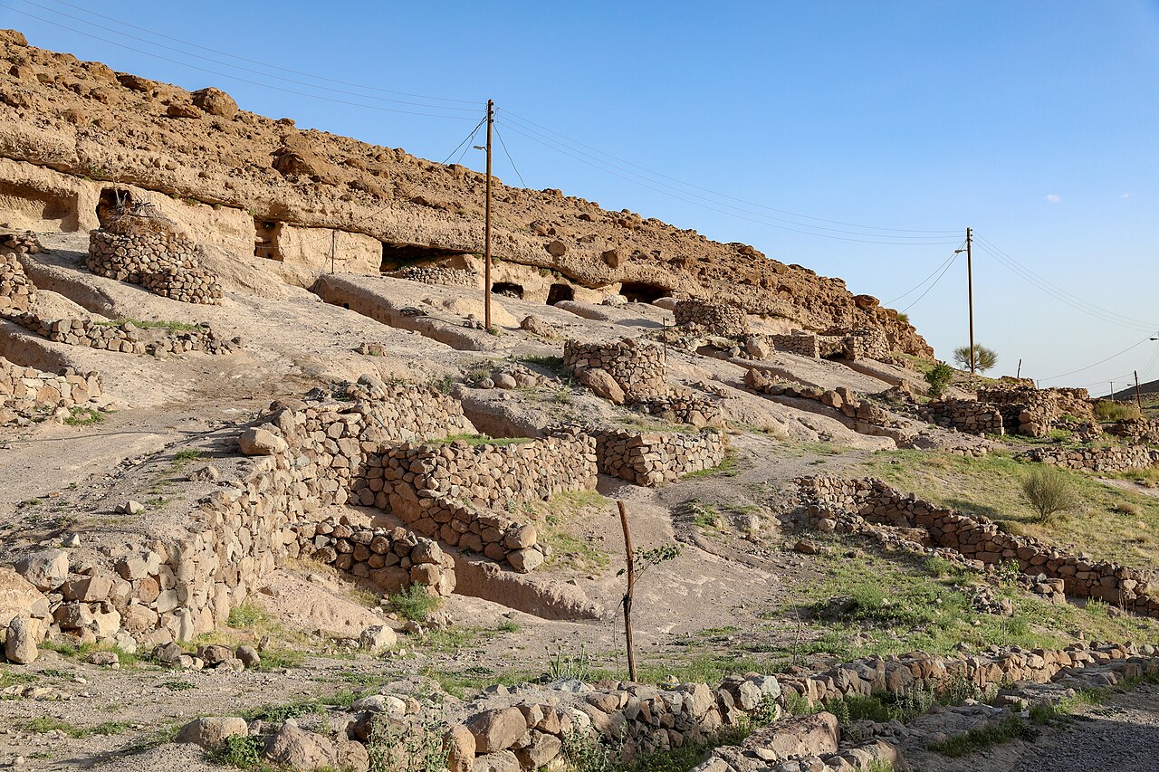 Meymand kayaya oyulmus odalar sirasi