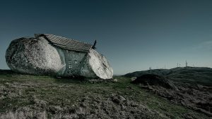 Casa do Penedo dev kayalarin arasindaki tas ev (Portekiz)