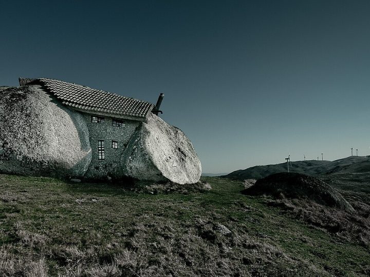 Casa do Penedo: Dev Kayaların Arasına Kurulmuş Modern Taş Ev
