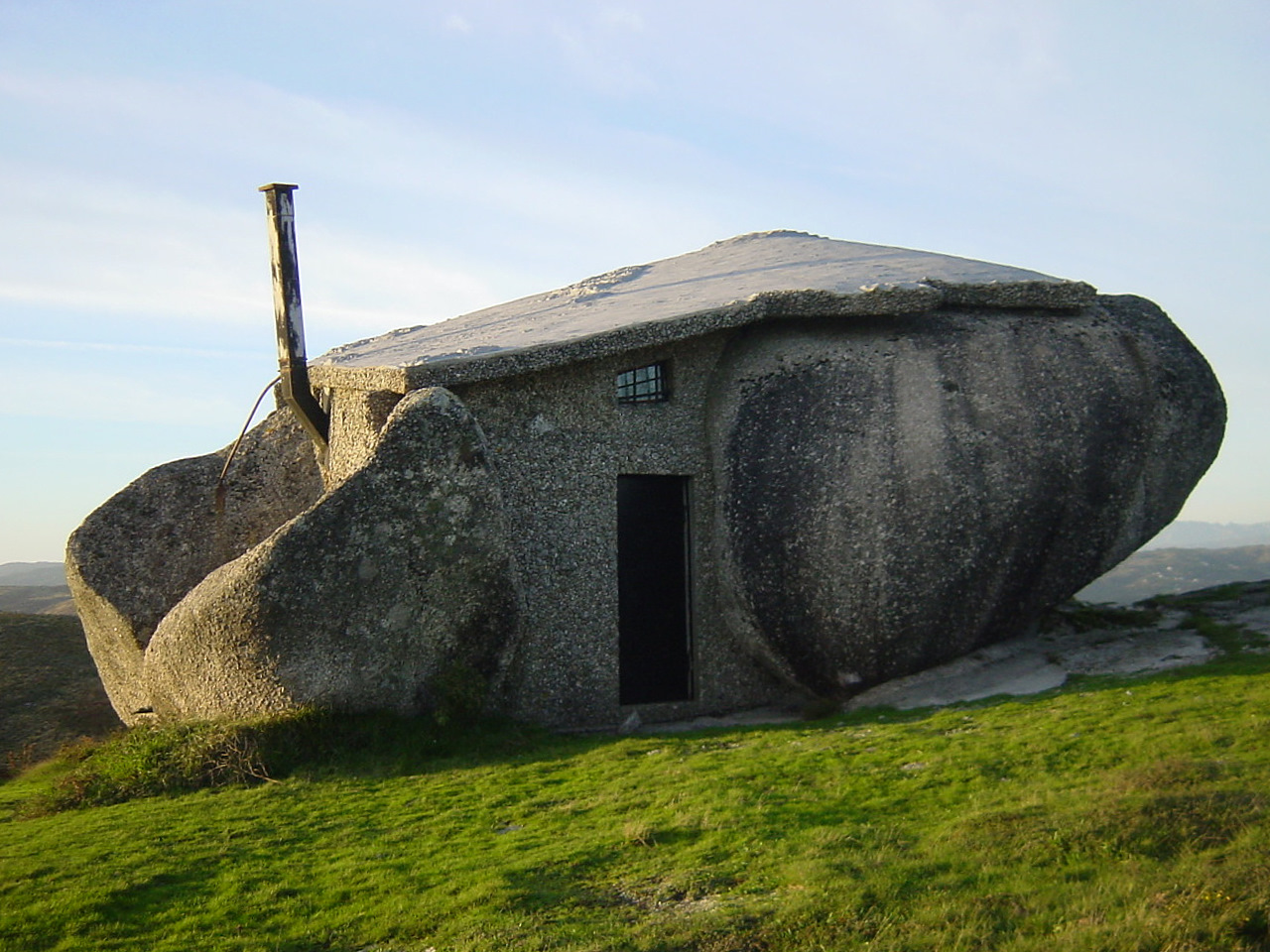 Casa do Penedo granit kayalari ve tas duvarlari