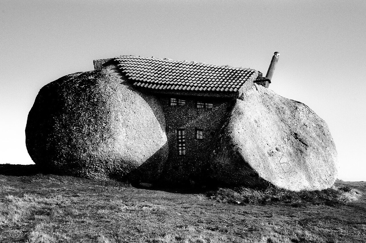 Casa do Penedo tas dolgu duvari ve penceresi