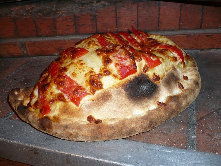 Kapalı Pizza (Calzone) Tarifi: İçi Dolu Çıtır Pizza