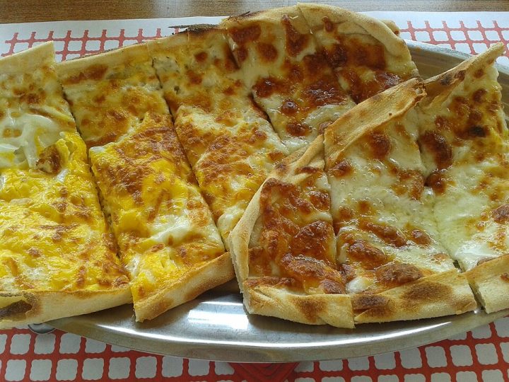 Kaşarlı Pide Tarifi: İçi Eriyen Peynirli Pide