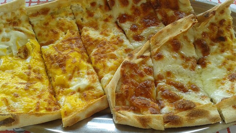 Kaşarlı Pide Tarifi: İçi Eriyen Peynirli Pide