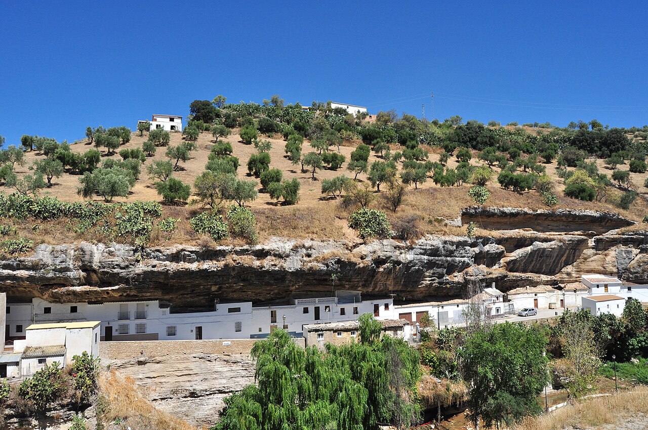 Setenil dev kaya cikintisinin altindaki evler