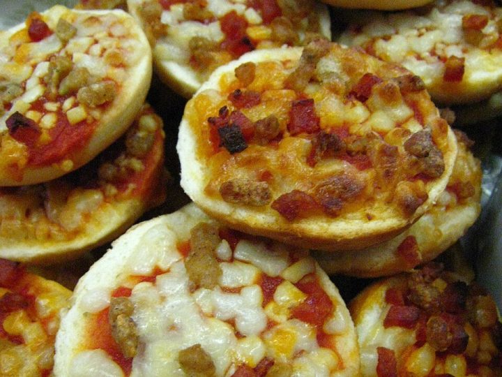 Pizza Simit Tarifi: Üzeri Malzemeli Pratik Simit