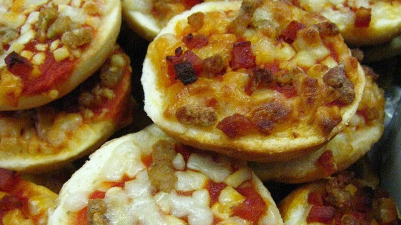 Pizza Simit Tarifi: Üzeri Malzemeli Pratik Simit