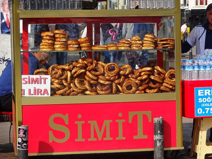 İstanbul Simidi Tarifi: Büyük ve Bol Susamlı Halka Simit