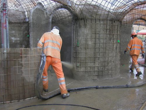 Toprak evin insaati: puskurtme beton kabuk