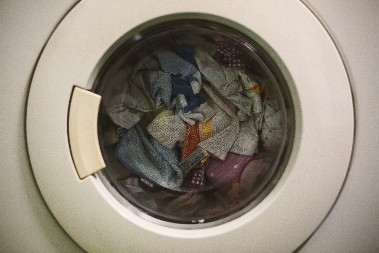 Çamaşır makinesinin ön alt köşesindeki kapağın ardında pompa filtresi bulunur.