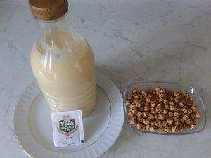 boza ve leblebi dolu bardak