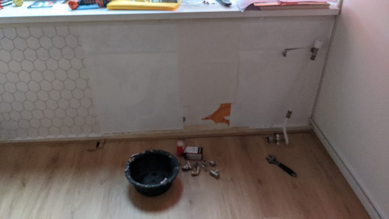 Radyatör peteği değişimi; vana ve rakor bağlantıları görünüyor.