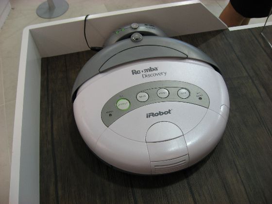 Robot süpürge şarj üssü